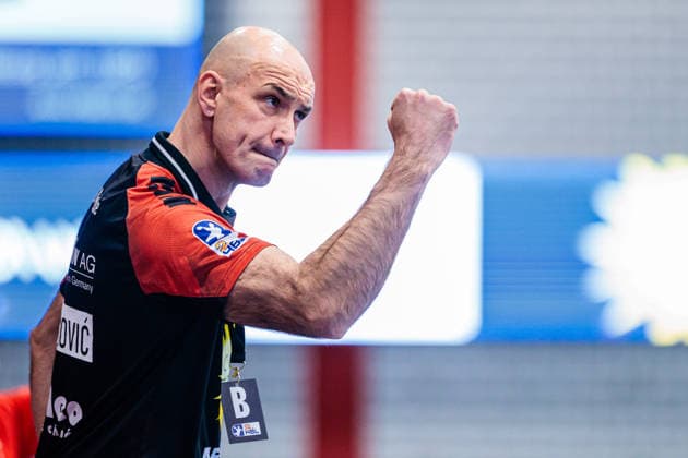 Davor Dominikovic TuS N Luebbecke, Coach cheers GER, TuS N Luebbecke vs HSG Krefeld Niederrhein, Handball, 2 Bundesliga, Matchday 16, Season 2025 2026, 20 12 2025 GER, TuS N Luebbecke vs HSG Krefeld Niederrhein, Handball, 2 Bundesliga, Matchday 16, Season 2025 2026, 20 12 2025 Luebbecke Copyright: xEibner-Pressefoto JanxRollingerx EP_JSK