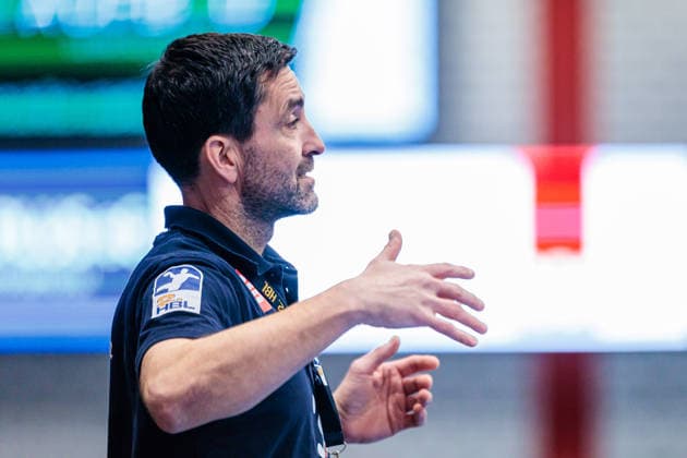 Mark Schmetz HSG Krefeld Niederrhein, Coach gestures GER, TuS N Luebbecke vs HSG Krefeld Niederrhein, Handball, 2 Bundesliga, Matchday 16, Season 2025 2026, 20 12 2025 GER, TuS N Luebbecke vs HSG Krefeld Niederrhein, Handball, 2 Bundesliga, Matchday 16, Season 2025 2026, 20 12 2025 Luebbecke Copyright: xEibner-Pressefoto JanxRollingerx EP_JSK