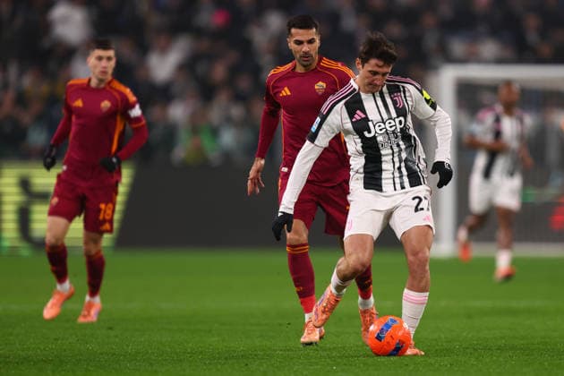 Andrea Cambiaso (Juventus Fc) controls the ball, Serie A, Juventus FC v As Roma, Allianz Stadium, December 20, 2025, Turin, Italy.