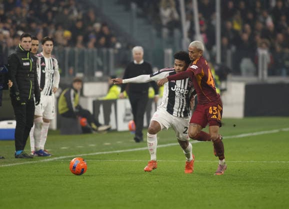 Weston McKennie of Juventus FC and Wesley of AS Roma during the Italian Serie A, 2025 26 season, football match between Juventus FC and AS Roma on20 December 2025, at Allianz stadium, Turin, Italy. Photo Nderim KACELI  Copyright: xNderimxKaceli IPAxSportx xipa-agency.netx xx IPA_69364413 IPA_Agency_IPA69364413