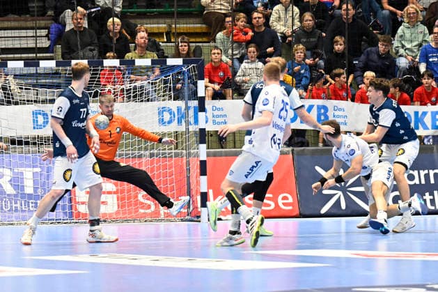 DAIKIN 1 Handball Bundesliga 25 26 18 Matchday Bergischer HC TBV Lemgo Lippe on 20 12 2025 at the Uni Halle in Wuppertal Lukas Hutecek 2 TBV Lemgo scores against goalkeeper Christian Rudek 1 Bergischer HC WD