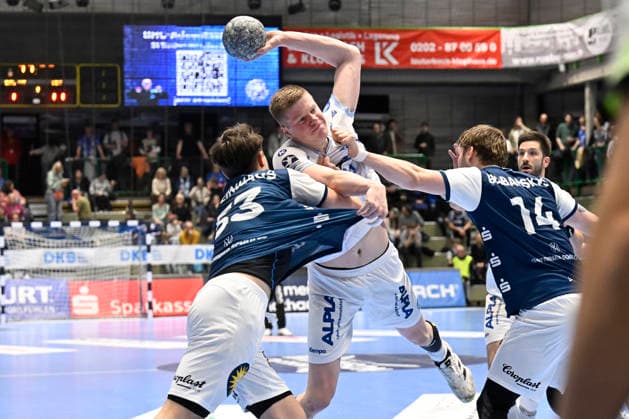 DAIKIN 1 Handball Bundesliga 25 26 18 Matchday Bergischer HC TBV Lemgo Lippe on 20 12 2025 in the Uni Halle in Wuppertal Niels Versteijnen 25 TBV Lemgo against Gerdas Babarkas 14 Bergischer HC and Sören Steinhaus 53 Bergischer HC WD