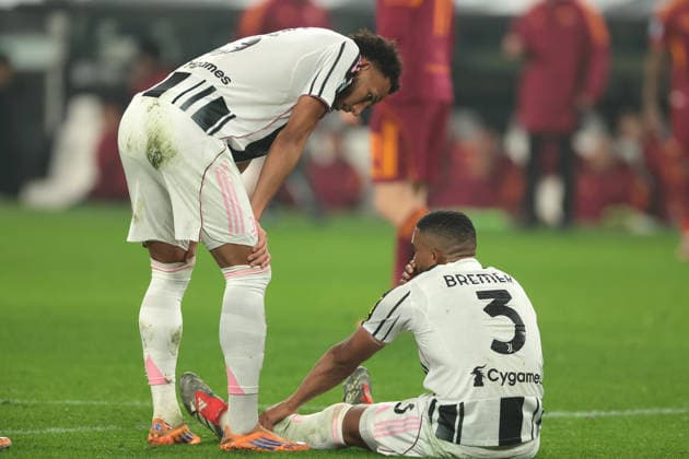 Turin, Italy, 20th December 2025. Lloyd Kelly of Juventus checks on team mate Gleison Bremer after he pulled up with an injury during the Juventus vs AS Roma Serie A match at Allianz Stadium, Turin. Picture credit should read: Jonathan Moscrop Sportimage EDITORIAL USE ONLY. No use with unauthorised audio, video, data, fixture lists, club league logos or live services. Online in-match use limited to 120 images, no video emulation. No use in betting, games or single club league player publications. SPI_070_JM_JUVE_ROMA SPI-4365-0070