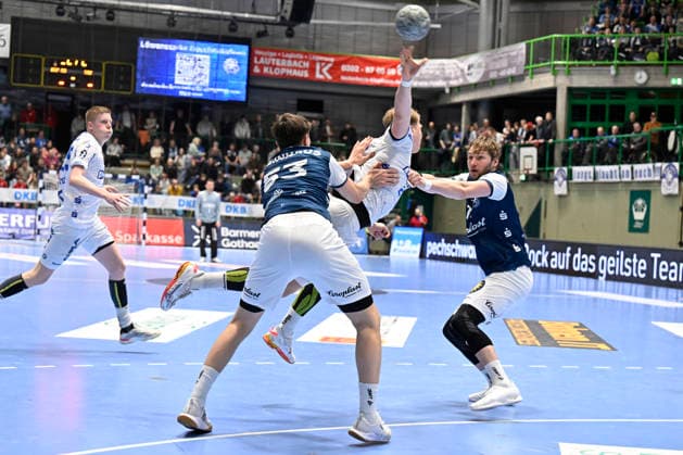 DAIKIN 1 Handball Bundesliga 25 26 18 Matchday Bergischer HC TBV Lemgo Lippe on 20 12 2025 in the Uni Halle in Wuppertal Niels Versteijnen 25 TBV Lemgo against Gerdas Babarkas 14 Bergischer HC and Sören Steinhaus 53 Bergischer HC WD