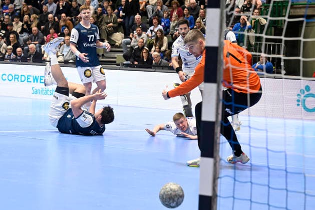 DAIKIN 1 Handball Bundesliga 25 26 18 Matchday Bergischer HC TBV Lemgo Lippe on 20 12 2025 at the Uni Halle in Wuppertal Goal chance for Lukas Hutecek 2 TBV Lemgo against goalkeeper Christian Rudek 1 Bergischer HC WD