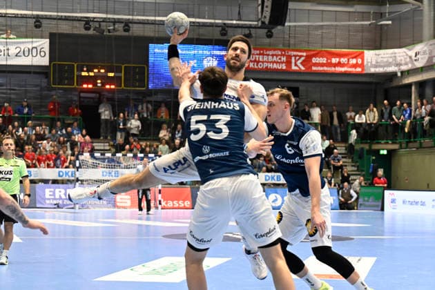 DAIKIN 1 Handball Bundesliga 25 26 18 Matchday Bergischer HC TBV Lemgo Lippe on 20 12 2025 at the Uni Halle in Wuppertal Soeren Servos 6 Bergischer HC and Sören Steinhaus 53 Bergischer HC against Tim Suton 23 TBV Lemgo WD