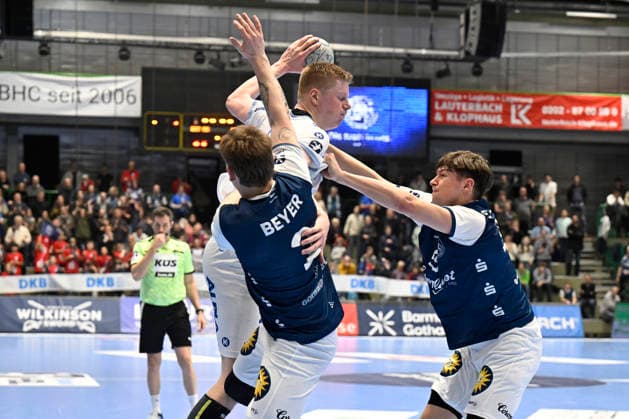 DAIKIN 1 Handball Bundesliga 25 26 18 Matchday Bergischer HC TBV Lemgo Lippe on 20 12 2025 in the Uni Halle in Wuppertal Sören Steinhaus 53 Bergischer HC and Noah Beyer 2 Bergischer HC against Niels Versteijnen 25 TBV Lemgo WD