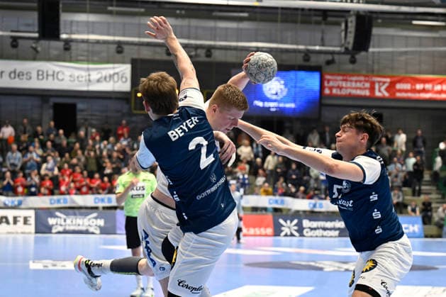 DAIKIN 1 Handball Bundesliga 25 26 18 Matchday Bergischer HC TBV Lemgo Lippe on 20 12 2025 in the Uni Halle in Wuppertal Sören Steinhaus 53 Bergischer HC and Noah Beyer 2 Bergischer HC against Niels Versteijnen 25 TBV Lemgo WD