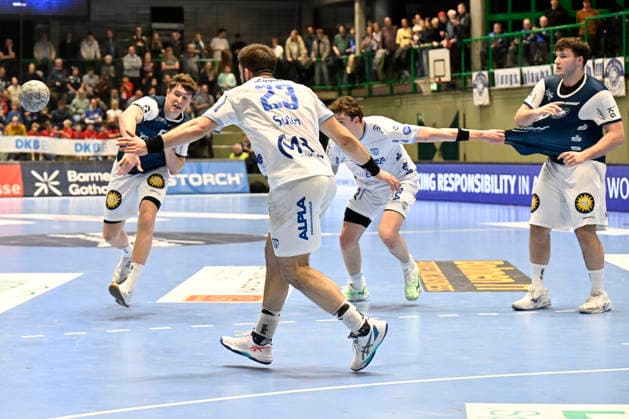 DAIKIN 1 Handball Bundesliga 25 26 18 Matchday Bergischer HC TBV Lemgo Lippe on 20 12 2025 at the Uni Halle in Wuppertal Sören Steinhaus 53 Bergischer HC with a pass, next to him Leve Carstensen 21 TBV Lemgo plucks the jersey of Aron Seesing 49 Bergischer HC WD