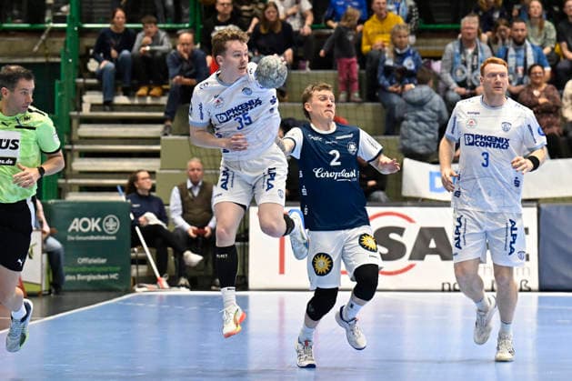 DAIKIN 1 Handball Bundesliga 25 26 18 Matchday Bergischer HC TBV Lemgo Lippe on 20 12 2025 in the Uni Halle in Wuppertal Jarnes Faust 35 TBV Lemgo against Noah Beyer 2 Bergischer HC and Nicolai Theilinger 3 TBV Lemgo next to it WD