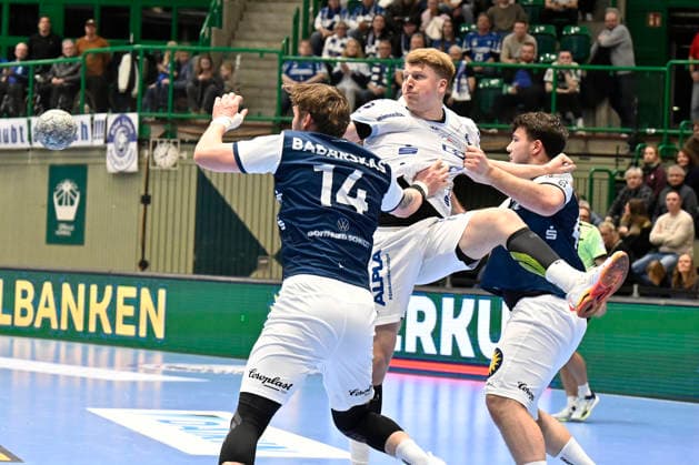 DAIKIN 1 Handball Bundesliga 25 26 18 Matchday Bergischer HC TBV Lemgo Lippe on 20 12 2025 in the Uni Halle in Wuppertal Gerdas Babarkas 14 Bergischer HC and Aron Seesing 49 Bergischer HC against Lukas Hutecek 2 TBV Lemgo WD