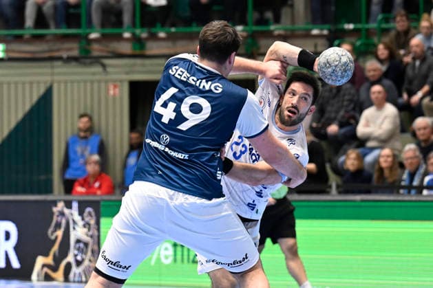 DAIKIN 1 Handball Bundesliga 25 26 18 Matchday Bergischer HC TBV Lemgo Lippe on 20 12 2025 in the Uni Halle in Wuppertal Tim Suton 23 TBV Lemgo against Aron Seesing 49 Bergischer HC WD