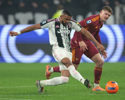 Turin, Italy, 20th December 2025. Gleison Bremer of Juventus passes the ball as he is pursued by Evan Ferguson of AS Roma during the Juventus vs AS Roma Serie A match at Allianz Stadium, Turin. Picture credit should read: Jonathan Moscrop Sportimage EDITORIAL USE ONLY. No use with unauthorised audio, video, data, fixture lists, club league logos or live services. Online in-match use limited to 120 images, no video emulation. No use in betting, games or single club league player publications. SPI_083_JM_JUVE_ROMA SPI-4365-0082
