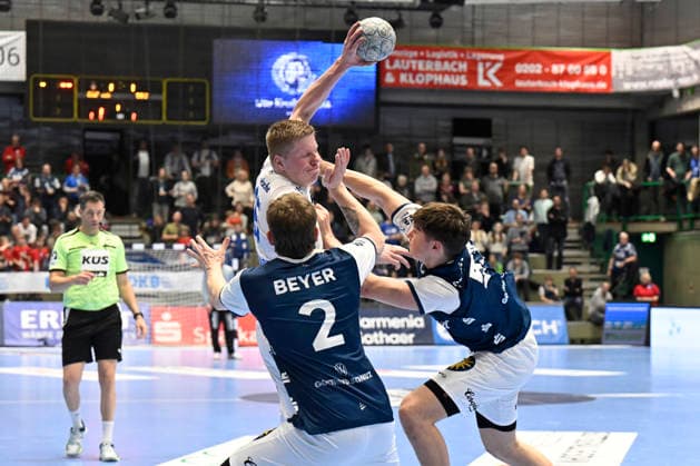 DAIKIN 1 Handball Bundesliga 25 26 18 Matchday Bergischer HC TBV Lemgo Lippe on 20 12 2025 in the Uni Halle in Wuppertal Sören Steinhaus 53 Bergischer HC and Noah Beyer 2 Bergischer HC against Niels Versteijnen 25 TBV Lemgo WD