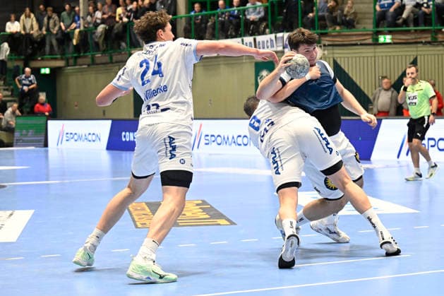 DAIKIN 1 Handball Bundesliga 25 26 18 Matchday Bergischer HC TBV Lemgo Lippe on 20 12 2025 at the Uni Halle in Wuppertal Frederik Simak 8 TBV Lemgo stops Aron Seesing 49 Bergischer HC WD