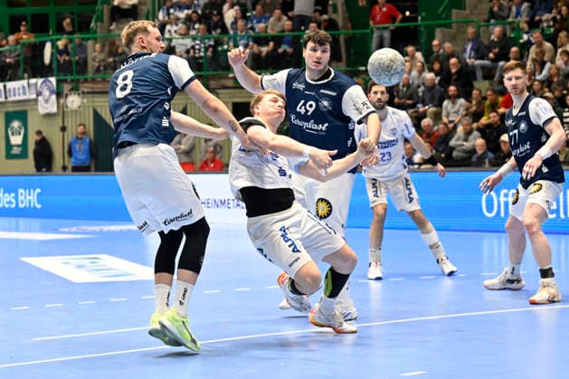 DAIKIN 1 Handball Bundesliga 25 26 18 Matchday Bergischer HC TBV Lemgo Lippe on 20 12 2025 in the Uni Halle in Wuppertal Nico Schöttle 8 Bergischer HC and Aron Seesing 49 Bergischer HC against Lukas Hutecek 2 TBV Lemgo WD