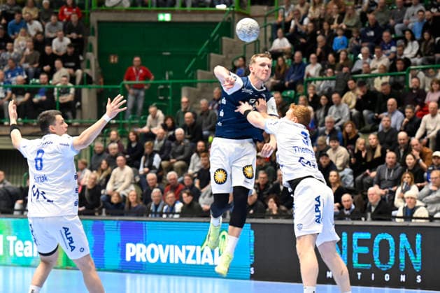 DAIKIN 1 Handball Bundesliga 25 26 18 Matchday Bergischer HC TBV Lemgo Lippe on 20 12 2025 in the Uni Halle in Wuppertal Nico Schöttle 8 Bergischer HC against Nicolai Theilinger 3 TBV Lemgo WD