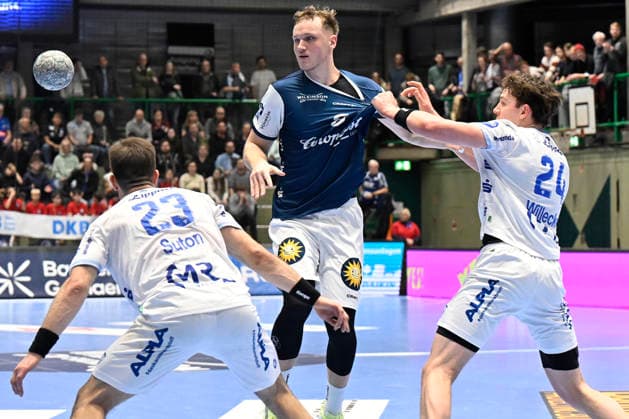 DAIKIN 1 Handball Bundesliga 25 26 18 Matchday Bergischer HC TBV Lemgo Lippe on 20 12 2025 in the Uni Halle in Wuppertal Joel Willecke 24 TBV Lemgo and Tim Suton 23 TBV Lemgo against Nico Schöttle 8 Bergischer HC WD