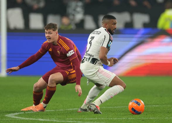 Turin, Italy, 20th December 2025. Gleison Bremer of Juventus turns from Evan Ferguson of AS Roma during the Juventus vs AS Roma Serie A match at Allianz Stadium, Turin. Picture credit should read: Jonathan Moscrop Sportimage EDITORIAL USE ONLY. No use with unauthorised audio, video, data, fixture lists, club league logos or live services. Online in-match use limited to 120 images, no video emulation. No use in betting, games or single club league player publications. SPI_086_JM_JUVE_ROMA SPI-4365-0089