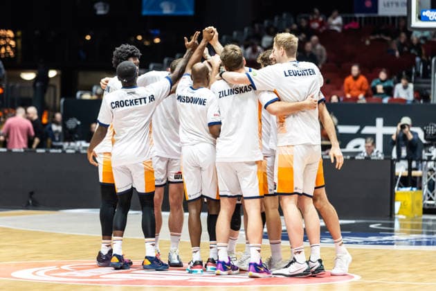 GER, easy Credit Basketball Bundesliga, Niners Chemnitz Rostock Seawolves 20 12 2025, Messe, Chemnitz, GER, easy Credit Basketball Bundesliga, Niners Chemnitz Rostock Seawolves Shoulder to shoulder with Team Rostock Seawolves Photo Alexander Trienitz Chemnitz Messe Sachsen Germany