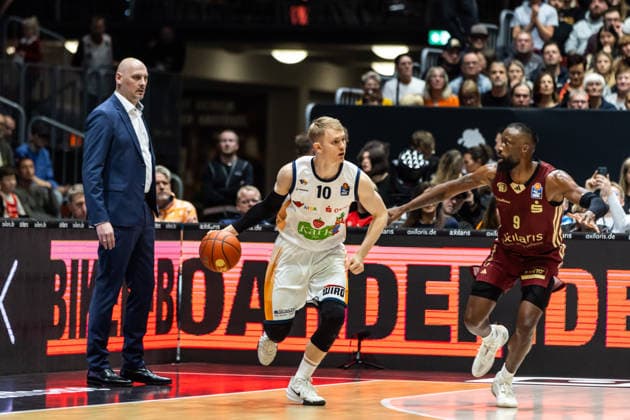 GER, easy Credit Basketball Bundesliga, Niners Chemnitz Rostock Seawolves 20 12 2025, Messe, Chemnitz, GER, easy Credit Basketball Bundesliga, Niners Chemnitz Rostock Seawolves Lukasz Kolenda Rostock Seawolves 10 , John Edward Newman III Niners Chemnitz, 9 Foto Alexander Trienitz Chemnitz Messe Sachsen Germany