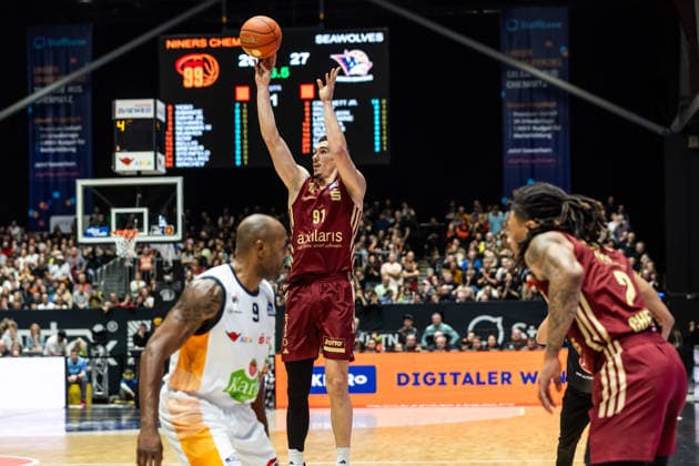 GER, easy Credit Basketball Bundesliga, Niners Chemnitz Rostock Seawolves 20 12 2025, Messe, Chemnitz, GER, easy Credit Basketball Bundesliga, Niners Chemnitz Rostock Seawolves Yordan Minchev Niners Chemnitz, 91 Foto Alexander Trienitz Chemnitz Messe Sachsen Germany