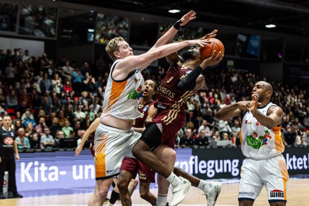 GER, easy Credit Basketball Bundesliga, Niners Chemnitz Rostock Seawolves 20 12 2025, Messe, Chemnitz, GER, easy Credit Basketball Bundesliga, Niners Chemnitz Rostock Seawolves John Edward Newman III Niners Chemnitz, 9 , Bent Leuchten Rostock Seawolves 51 Foto Alexander Trienitz Chemnitz Messe Sachsen Germany