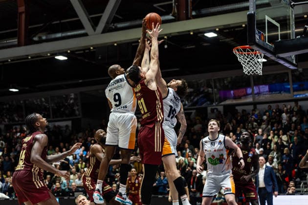 GER, easy Credit Basketball Bundesliga, Niners Chemnitz Rostock Seawolves 20 12 2025, Messe, Chemnitz, GER, easy Credit Basketball Bundesliga, Niners Chemnitz Rostock Seawolves Yordan Minchev Niners Chemnitz, 91 , DeAndre Lansdowne Rostock Seawolves 9 , Sid Marlon Theis Rostock Seawolves 19 Foto Alexander Trienitz Chemnitz Messe Sachsen Germany
