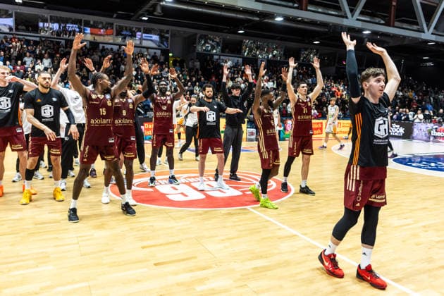 GER, easy Credit Basketball Bundesliga, Niners Chemnitz Rostock Seawolves 20 12 2025, Messe, Chemnitz, GER, easy Credit Basketball Bundesliga, Niners Chemnitz Rostock Seawolves Luca Kellig Niners Chemnitz, 13 with the team thank the fans Photo Alexander Trienitz Chemnitz Messe Sachsen Germany