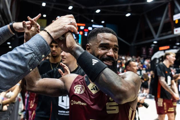 GER, easy Credit Basketball Bundesliga, Niners Chemnitz Rostock Seawolves 20 12 2025, Messe, Chemnitz, GER, easy Credit Basketball Bundesliga, Niners Chemnitz Rostock Seawolves Corey Davis Jr Niners Chemnitz, 5 thanks the fans Photo Alexander Trienitz Chemnitz Messe Sachsen Germany