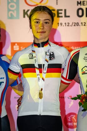 DWORATZEK Klara DM Omnium 2025 Frankfurt Oder DWORATZEK Klara GER SSV Gera 1990 Winner First Place Award Ceremony Medal Ceremony Podium Portrait Portrait Portrait Event Event DM Omnium 2025 German Championship Category Category Cycling Track Cycling National Championship Omnium Women U19 Juniors Location Location Europe Germany Brandenburg Märkisch Oderland Frankfurt Oder Oderlandhalle Discipline Omnium Points Race 4 Race Distance 15 km Date Date 20 12 2025 Saturday Day 2
