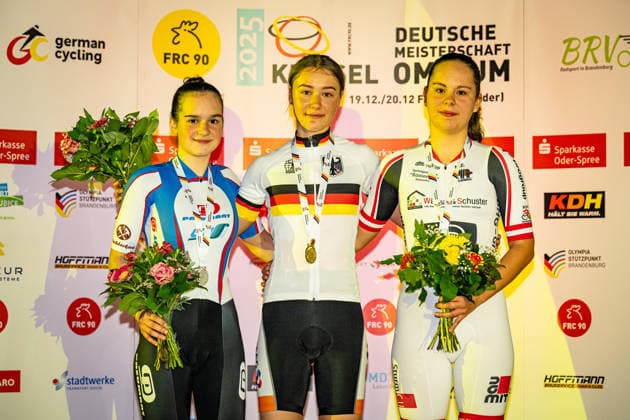 WALTER Hanna, DWORATZEK Klara, BRAND Hannah Franziska DM Omnium 2025 Frankfurt Oder WALTER Hanna GER BSG Pneumant Fürstenwalde Second Place DWORATZEK Klara GER SSV Gera 1990 Winner First Place BRAND Hannah Franziska GER RSV Rheinzabern Third Place Award Ceremony Medal Ceremony Podium Landscape horizontal Landscape Event Event DM Omnium 2025 German Championship Category Category Cycling Track Cycling National Championship Omnium Women U19 Juniors Location Location Europe Germany Brandenburg Märkisch Oderland Frankfurt Oder Oderlandhalle Discipline Omnium Points Race 4 Race Distance 15 km Date Date 20 12 2025 Saturday Day 2