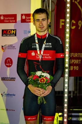 RESAG Leon DM Omnium 2025 Frankfurt Oder RESAG Leon GER RSV Einheit Lübben Third Place Award Ceremony Medal Ceremony Podium Portrait Portrait Portrait Event Event DM Omnium 2025 German Championship Category Category Cycling Track Cycling National Championship Omnium Men U19 Juniors Location Location Europe Germany Brandenburg Märkisch Oderland Frankfurt Oder Oderlandhalle Discipline Omnium Points Race 4 Race Distance 20 km Date Date 20 12 2025 Saturday Day 2