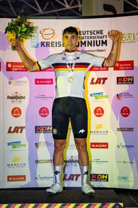ESCH Raul DM Omnium 2025 Frankfurt Oder ESCH Raul GER RSC Waltershausen Gotha Winner First Place Award Ceremony Medal Ceremony Podium Portrait Portrait Portrait Event Event DM Omnium 2025 German Championship Category Category Cycling Track Cycling National Championship Omnium Men U19 Juniors Location Location Europe Germany Brandenburg Märkisch Oderland Frankfurt Oder Oderlandhalle Discipline Omnium Points Race 4 Race Distance 20 km Date Date 20 12 2025 Saturday Day 2
