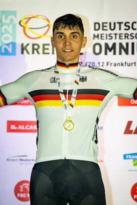 ESCH Raul DM Omnium 2025 Frankfurt Oder ESCH Raul GER RSC Waltershausen Gotha Winner First Place Award Ceremony Medal Ceremony Podium Portrait Portrait Portrait Event Event DM Omnium 2025 German Championship Category Category Cycling Track Cycling National Championship Omnium Men U19 Juniors Location Location Europe Germany Brandenburg Märkisch Oderland Frankfurt Oder Oderlandhalle Discipline Omnium Points Race 4 Race Distance 20 km Date Date 20 12 2025 Saturday Day 2