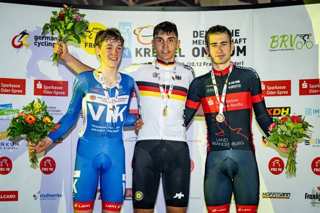 CARLS Jasper, ESCH Raul, RESAG Leon DM Omnium 2025 Frankfurt Oder CARLS Jasper GER HSG Uni Greifswald Second Place ESCH Raul GER RSC Waltershausen Gotha Winner First Place RESAG Leon GER RSV Einheit Lübben Third Place Award Ceremony Medal Ceremony Podium Landscape horizontal Landscape Event Event DM Omnium 2025 German Championship Category Category Cycling Track Cycling National Championship Omnium Men U19 Juniors Location Location Europe Germany Brandenburg Märkisch Oderland Frankfurt Oder Oderlandhalle Discipline Omnium Points Race 4 Race Distance 20 km Date Date 20 12 2025 Saturday Day 2