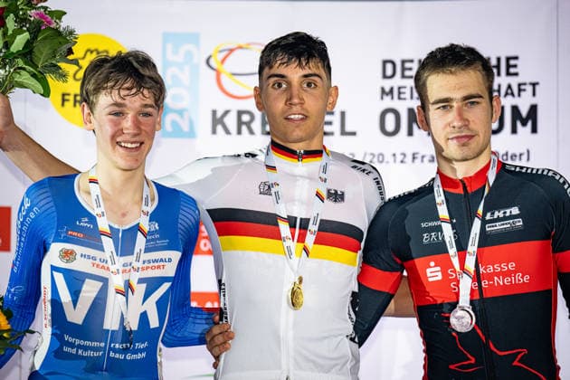 CARLS Jasper, ESCH Raul, RESAG Leon DM Omnium 2025 Frankfurt Oder CARLS Jasper GER HSG Uni Greifswald Second Place ESCH Raul GER RSC Waltershausen Gotha Winner First Place RESAG Leon GER RSV Einheit Lübben Third Place Award Ceremony Medal Ceremony Podium Landscape horizontal Landscape Event Event DM Omnium 2025 German Championship Category Category Cycling Track Cycling National Championship Omnium Men U19 Juniors Location Location Europe Germany Brandenburg Märkisch Oderland Frankfurt Oder Oderlandhalle Discipline Omnium Points Race 4 Race Distance 20 km Date Date 20 12 2025 Saturday Day 2