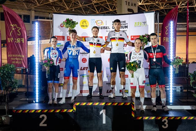 WALTER Hanna, DWORATZEK Klara, BRAND Hannah Franziska, CARLS Jasper, ESCH Raul, RESAG Leon DM Omnium 2025 Frankfurt Oder WALTER Hanna GER BSG Pneumant Fürstenwalde Second Place DWORATZEK Klara GER SSV Gera 1990 Winner First Place BRAND Hannah Franziska GER RSV Rheinzabern Third Place CARLS Jasper GER HSG Uni Greifswald Second Place ESCH Raul GER RSC Waltershausen Gotha Winner First Place RESAG Leon GER RSV Einheit Lübben Third Place Award Ceremony Medal Ceremony Podium Landscape horizontal Landscape Event Event DM Omnium 2025 German Championship Category Category Cycling Track Cycling National Championship Omnium Women Men U19 Juniors Location Place Europe Germany Brandenburg Märkisch Oderland Frankfurt Oder Oderlandhalle Discipline Omnium Points Race 4 Race Distance 20 km Date Date 20 12 2025 Saturday Day 2
