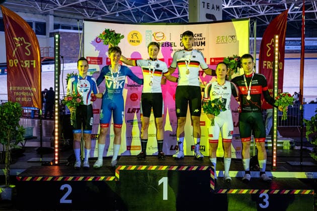 WALTER Hanna, DWORATZEK Klara, BRAND Hannah Franziska, CARLS Jasper, ESCH Raul, RESAG Leon DM Omnium 2025 Frankfurt Oder WALTER Hanna GER BSG Pneumant Fürstenwalde Second Place DWORATZEK Klara GER SSV Gera 1990 Winner First Place BRAND Hannah Franziska GER RSV Rheinzabern Third Place CARLS Jasper GER HSG Uni Greifswald Second Place ESCH Raul GER RSC Waltershausen Gotha Winner First Place RESAG Leon GER RSV Einheit Lübben Third Place Award Ceremony Medal Ceremony Podium Landscape horizontal Landscape Event Event DM Omnium 2025 German Championship Category Category Cycling Track Cycling National Championship Omnium Women Men U19 Juniors Location Place Europe Germany Brandenburg Märkisch Oderland Frankfurt Oder Oderlandhalle Discipline Omnium Points Race 4 Race Distance 20 km Date Date 20 12 2025 Saturday Day 2