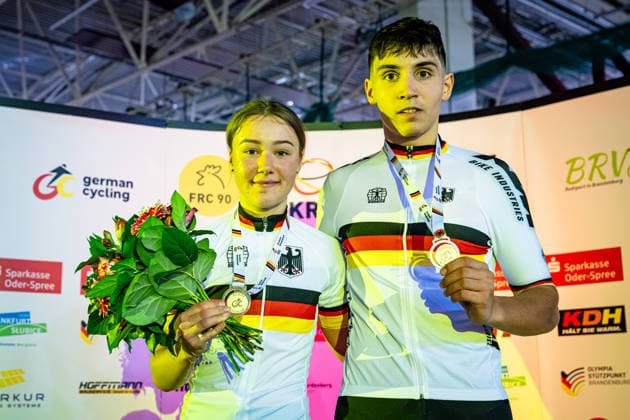 DWORATZEK Klara, ESCH Raul DM Omnium 2025 Frankfurt Oder DWORATZEK Klara GER SSV Gera 1990 Winner First Place ESCH Raul GER RSC Waltershausen Gotha Winner First Place Award Ceremony Medal Ceremony Podium Landscape horizontal Landscape Event Event DM Omnium 2025 German Championship Category Category Cycling Track Cycling National Championship Omnium Women Men U19 Juniors Location Place Europe Germany Brandenburg Märkisch Oderland Frankfurt Oder Oderlandhalle Discipline Omnium Points Race 4 Race Distance 20 km Date Date 20 12 2025 Saturday Day 2