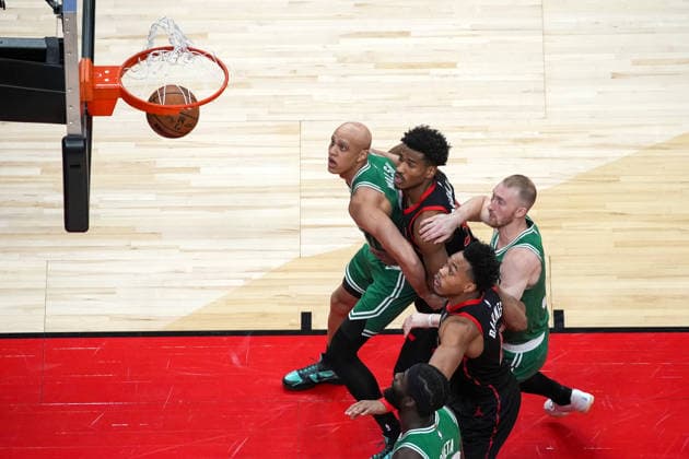 Boston Celtics vs Toronto Raptors TORONTO, CANADA - DECEMBER 20 : Ochai Agbaji (30) and Scottie Barnes (4) of Toronto Raptors in action against Jordan Walsh (27) of Boston Celtics during the NBA, Basketball Herren, USA basketball game between Boston Celtics and Toronto Raptors at the Scotiabank Arena on December 20, 2025 in Toronto, Ontario, Canada. Mert Alper Dervis Anadolu Ontario Canada. Editorial use only. Please get in touch for any other usage.  Copyright: x2025xAnadoluxMertxAlperxDervisx