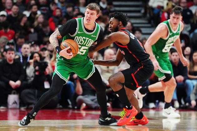 December 20, 2025, Toronto, On: Boston Celtics Baylor Scheierman (55) steales the ball from Toronto Raptors Immanuel Quickley (5) during second half NBA, Basketball Herren, USA basketball action in Toronto on Saturday, Dec. 20, 2025. Canada News - December 20, 2025  - ZUMAc35_ 20251220_zaf_c35_073 Copyright: xFrankxGunnx