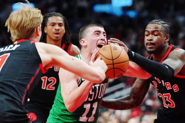 December 20, 2025, Toronto, On: Boston Celtics Payton Pritchard (11) drives between Toronto Raptors Gradey Dick (left to right) Collin Murray-Boyles (12) and Jamal Shead (23) during second half NBA, Basketball Herren, USA basketball action in Toronto on Saturday, Dec. 20, 2025. Canada News - December 20, 2025  - ZUMAc35_ 20251220_zaf_c35_078 Copyright: xFrankxGunnx