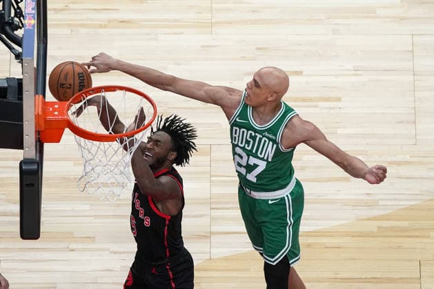Boston Celtics vs Toronto Raptors TORONTO, CANADA - DECEMBER 20 : Immanuel Quickley (5) of Toronto Raptors in action against Jordan Walsh (27) of Boston Celtics during the NBA, Basketball Herren, USA basketball game between Boston Celtics and Toronto Raptors at the Scotiabank Arena on December 20, 2025 in Toronto, Ontario, Canada. Mert Alper Dervis Anadolu Ontario Canada. Editorial use only. Please get in touch for any other usage.  Copyright: x2025xAnadoluxMertxAlperxDervisx