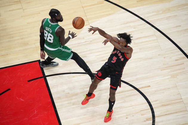 Boston Celtics vs Toronto Raptors TORONTO, CANADA - DECEMBER 20 : Immanuel Quickley (5) of Toronto Raptors in action against Neeimas Queta (88) of Boston Celtics during the NBA, Basketball Herren, USA basketball game between Boston Celtics and Toronto Raptors at the Scotiabank Arena on December 20, 2025 in Toronto, Ontario, Canada. Mert Alper Dervis Anadolu Ontario Canada. Editorial use only. Please get in touch for any other usage.  Copyright: x2025xAnadoluxMertxAlperxDervisx