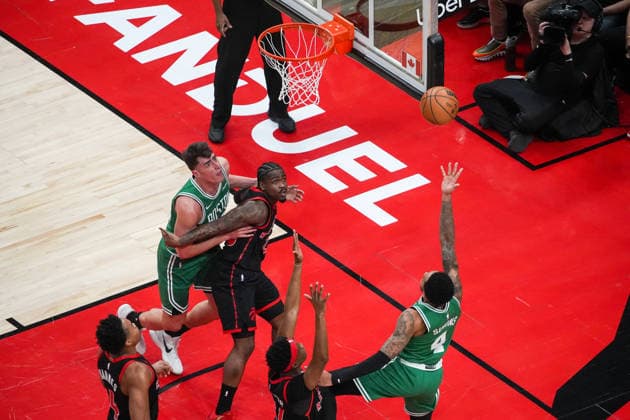 Boston Celtics vs Toronto Raptors TORONTO, CANADA - DECEMBER 20 : Anfernee Simons (4) of Boston Celtics in action during the NBA, Basketball Herren, USA basketball game between Boston Celtics and Toronto Raptors at the Scotiabank Arena on December 20, 2025 in Toronto, Ontario, Canada. Mert Alper Dervis Anadolu Ontario Canada. Editorial use only. Please get in touch for any other usage.  Copyright: x2025xAnadoluxMertxAlperxDervisx