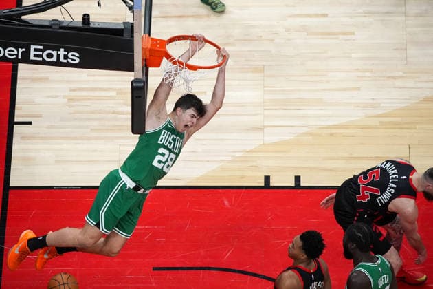 Boston Celtics vs Toronto Raptors TORONTO, CANADA - DECEMBER 20 : Hugo Gonzalez (28) of Boston Celtics dunks the ball over Sandro Mamukelashvili (54) of Toronto Raptors during the NBA, Basketball Herren, USA basketball game between Boston Celtics and Toronto Raptors at the Scotiabank Arena on December 20, 2025 in Toronto, Ontario, Canada. Mert Alper Dervis Anadolu Ontario Canada. Editorial use only. Please get in touch for any other usage.  Copyright: x2025xAnadoluxMertxAlperxDervisx