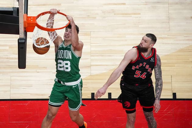 Boston Celtics vs Toronto Raptors TORONTO, CANADA - DECEMBER 20 : Hugo Gonzalez (28) of Boston Celtics dunks the ball over Sandro Mamukelashvili (54) of Toronto Raptors during the NBA, Basketball Herren, USA basketball game between Boston Celtics and Toronto Raptors at the Scotiabank Arena on December 20, 2025 in Toronto, Ontario, Canada. Mert Alper Dervis Anadolu Ontario Canada. Editorial use only. Please get in touch for any other usage.  Copyright: x2025xAnadoluxMertxAlperxDervisx