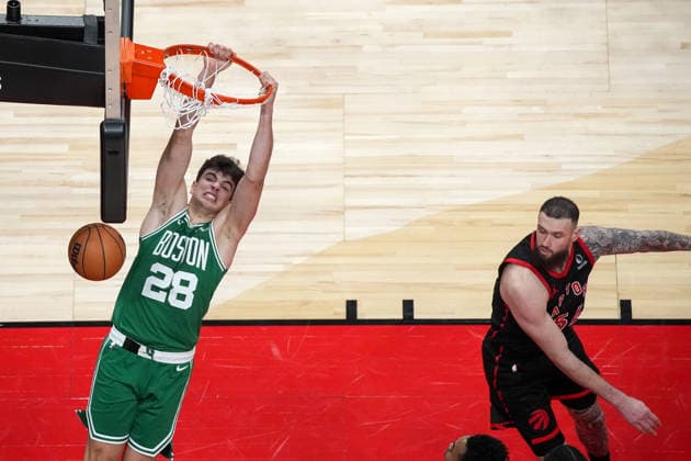 Boston Celtics vs Toronto Raptors TORONTO, CANADA - DECEMBER 20 : Hugo Gonzalez (28) of Boston Celtics dunks the ball over Sandro Mamukelashvili (54) of Toronto Raptors during the NBA, Basketball Herren, USA basketball game between Boston Celtics and Toronto Raptors at the Scotiabank Arena on December 20, 2025 in Toronto, Ontario, Canada. Mert Alper Dervis Anadolu Ontario Canada. Editorial use only. Please get in touch for any other usage.  Copyright: x2025xAnadoluxMertxAlperxDervisx