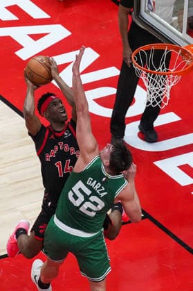 Boston Celtics vs Toronto Raptors TORONTO, CANADA - DECEMBER 20 : Ja’Kobe Walter (14) of Toronto Raptors in action against Luka Garza (52) of Boston Celtics during the NBA, Basketball Herren, USA basketball game between Boston Celtics and Toronto Raptors at the Scotiabank Arena on December 20, 2025 in Toronto, Ontario, Canada. Mert Alper Dervis Anadolu Ontario Canada. Editorial use only. Please get in touch for any other usage.  Copyright: x2025xAnadoluxMertxAlperxDervisx